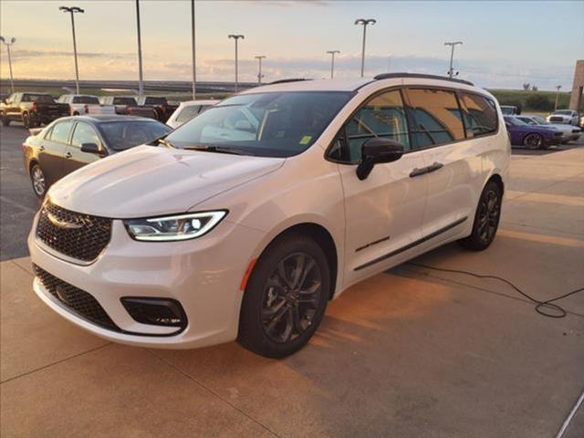 new 2024 Chrysler Pacifica car, priced at $42,877