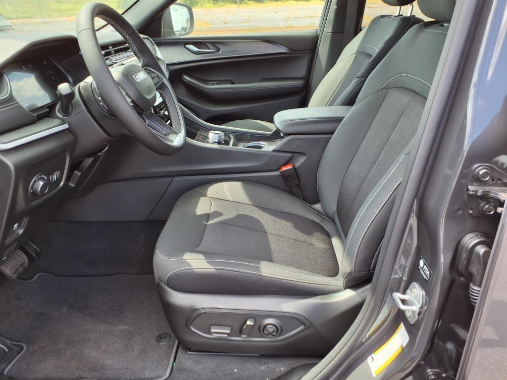 new 2025 Jeep Grand Cherokee car, priced at $38,988