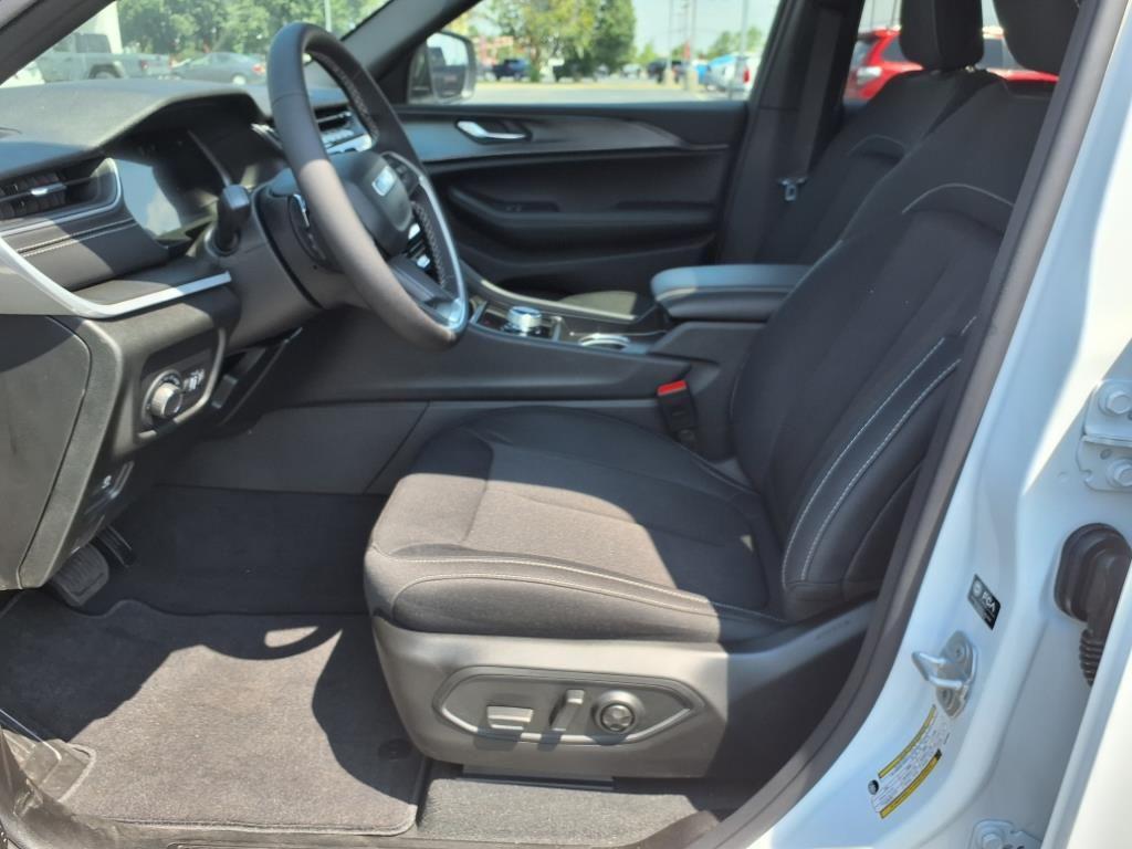 new 2025 Jeep Grand Cherokee car, priced at $38,687