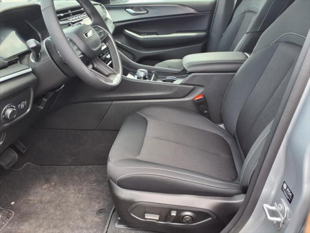 new 2025 Jeep Grand Cherokee car, priced at $43,970