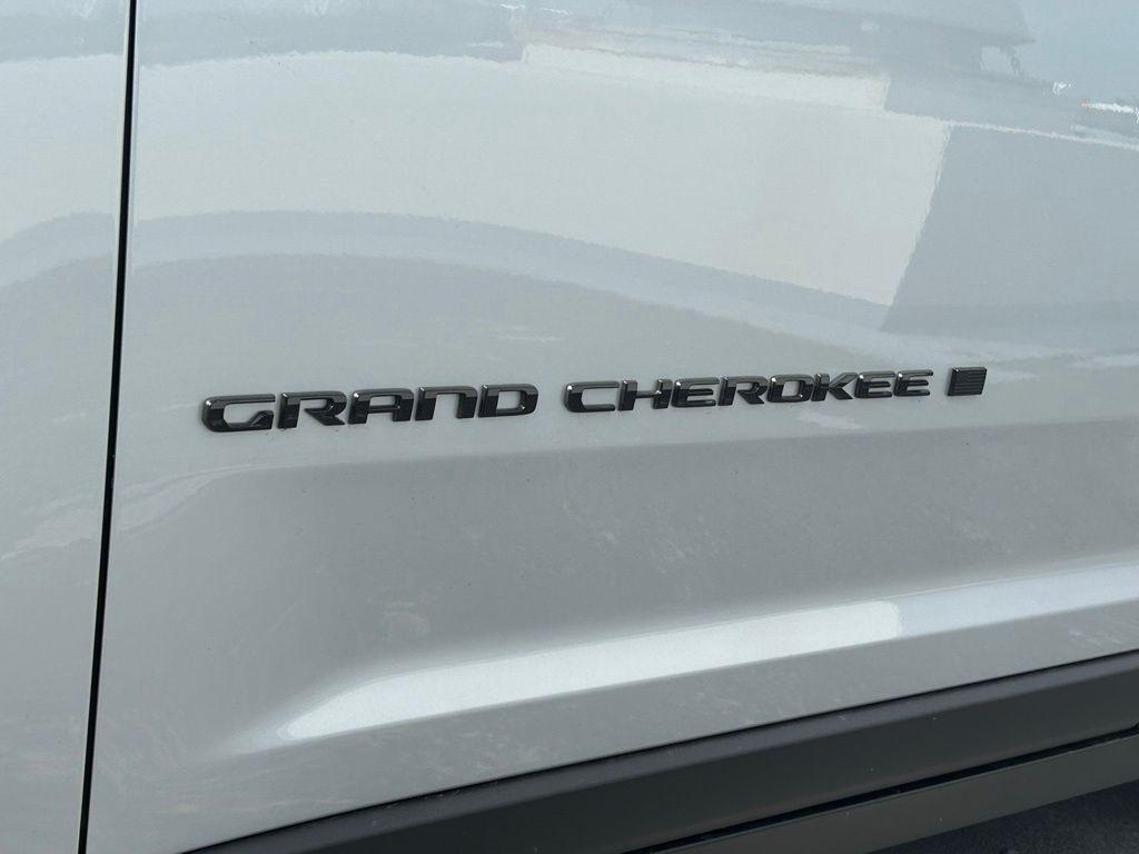 new 2025 Jeep Grand Cherokee car, priced at $42,000