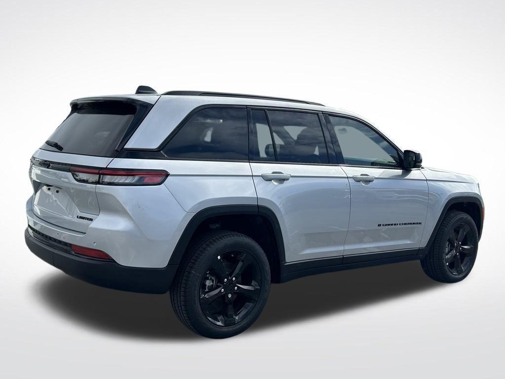 new 2025 Jeep Grand Cherokee car, priced at $42,000