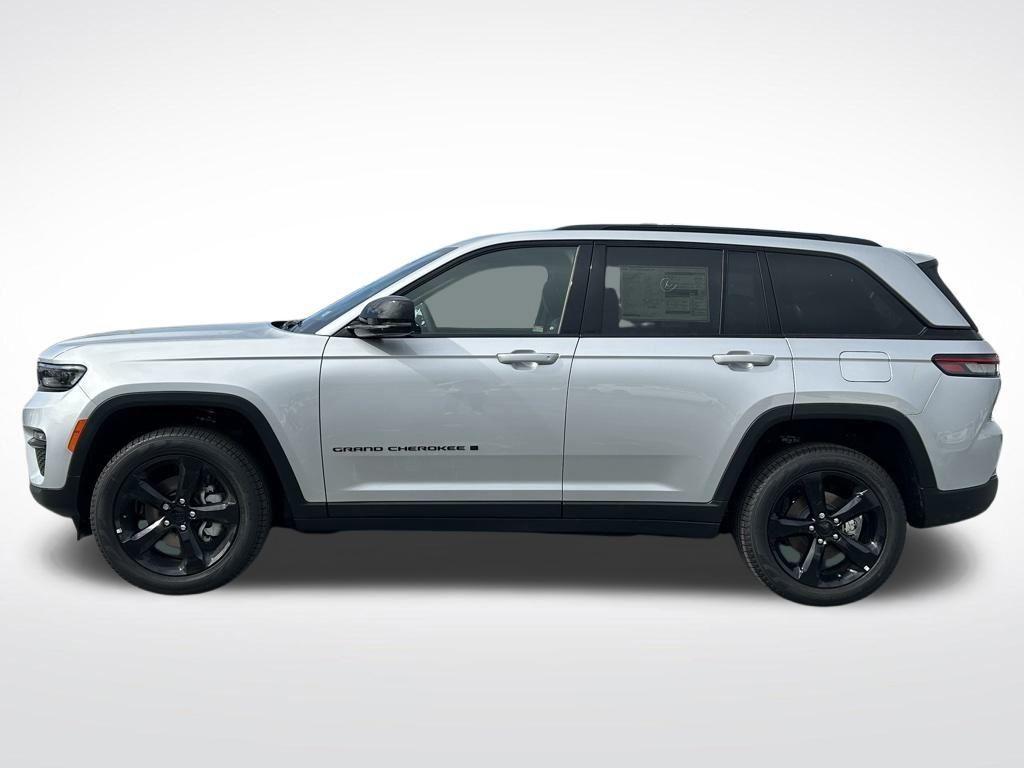 new 2025 Jeep Grand Cherokee car, priced at $42,000