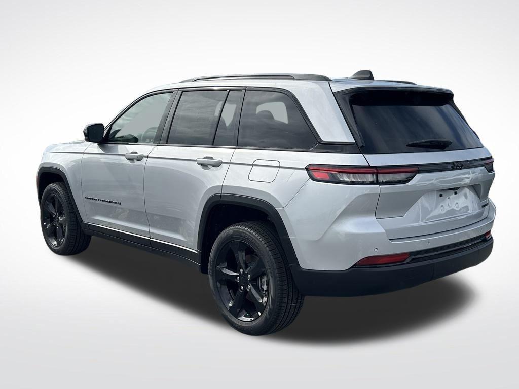 new 2025 Jeep Grand Cherokee car, priced at $42,000