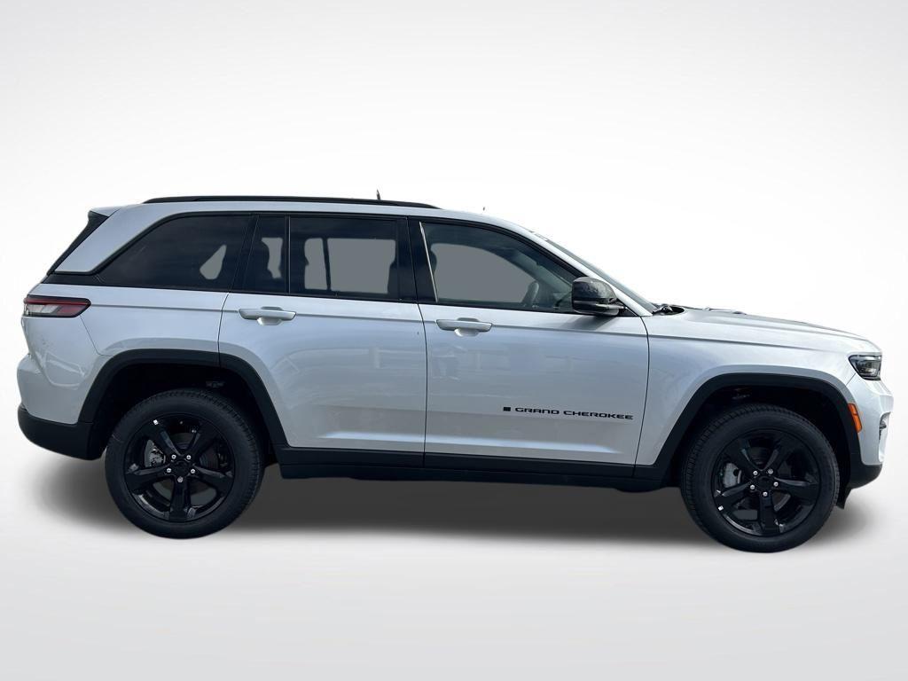 new 2025 Jeep Grand Cherokee car, priced at $42,000