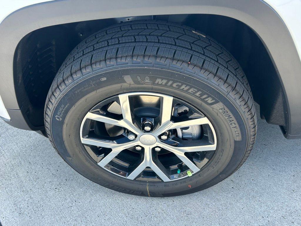 new 2025 Jeep Grand Cherokee L car, priced at $33,600