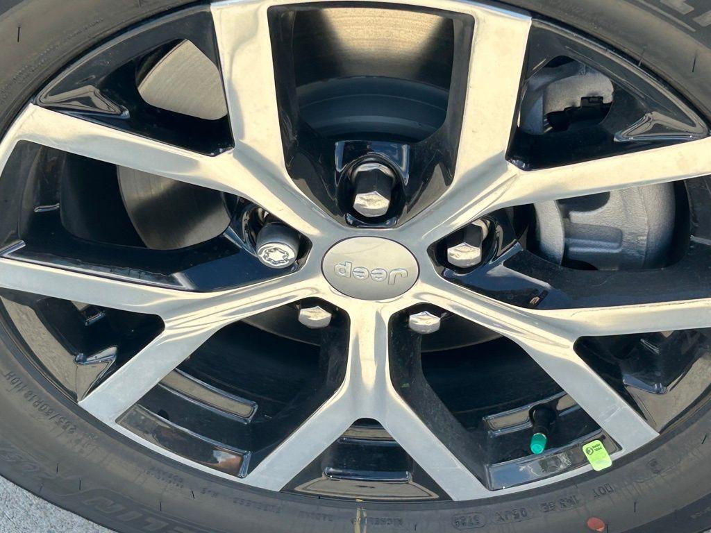 new 2025 Jeep Grand Cherokee L car, priced at $33,600