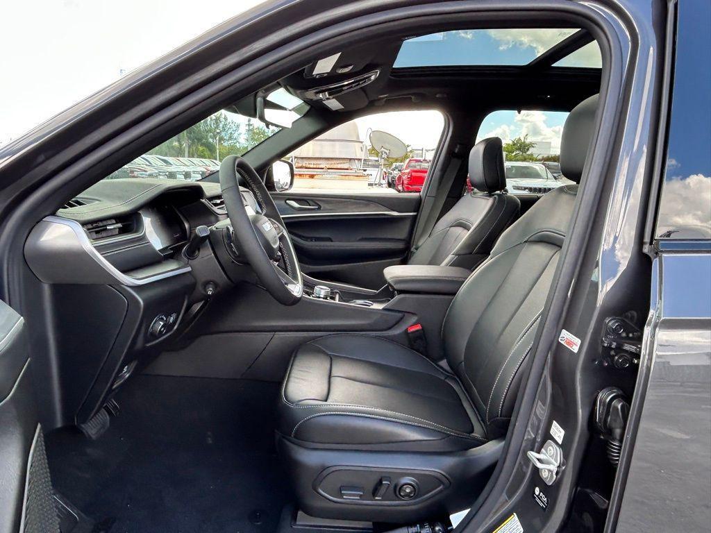 new 2025 Jeep Grand Cherokee car, priced at $44,500