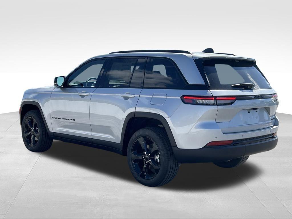 new 2025 Jeep Grand Cherokee car, priced at $43,604