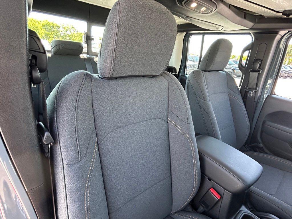 new 2025 Jeep Gladiator car, priced at $40,677