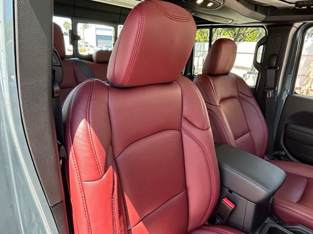 new 2025 Jeep Gladiator car, priced at $35,755
