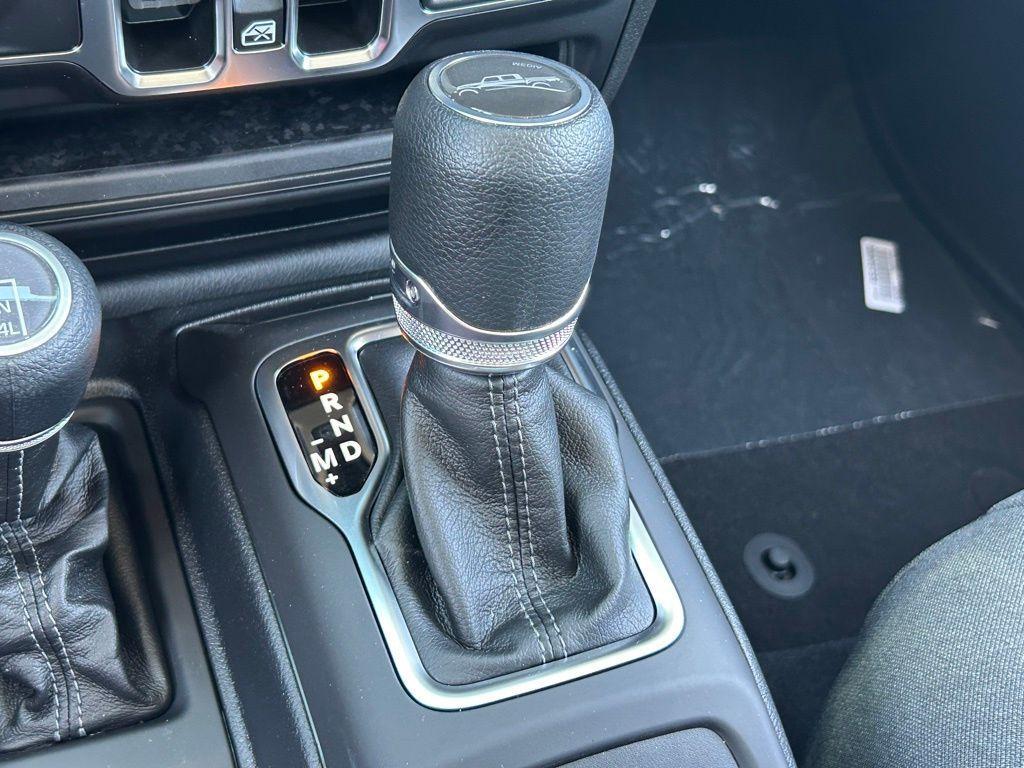 new 2025 Jeep Gladiator car, priced at $40,677