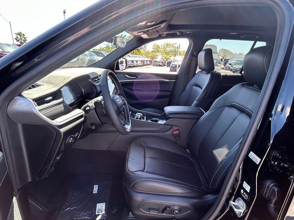 new 2025 Jeep Grand Cherokee car, priced at $44,500