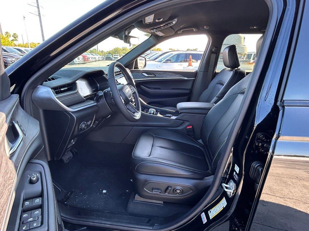 new 2025 Jeep Grand Cherokee car, priced at $44,500