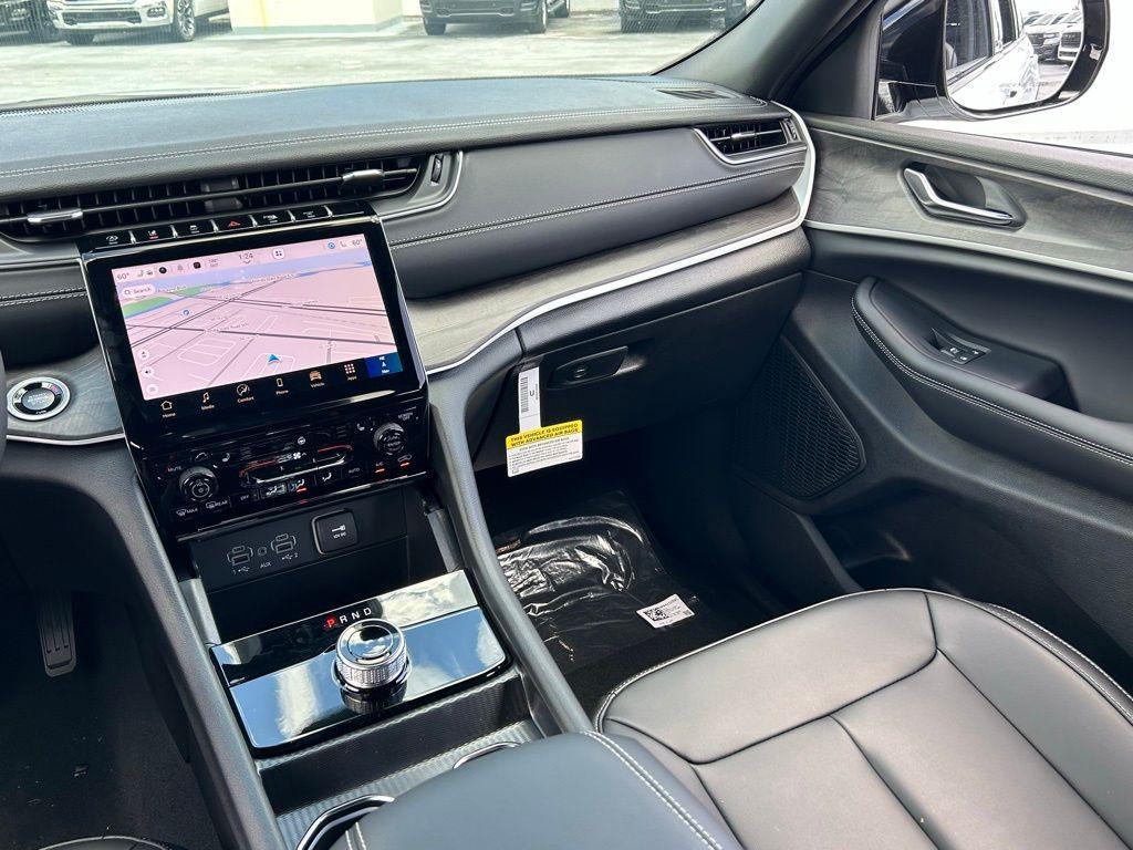 new 2025 Jeep Grand Cherokee car, priced at $31,190