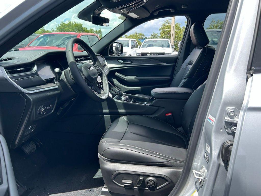 new 2025 Jeep Grand Cherokee car, priced at $31,190