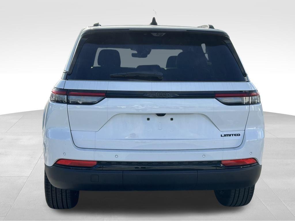 new 2025 Jeep Grand Cherokee car, priced at $43,982