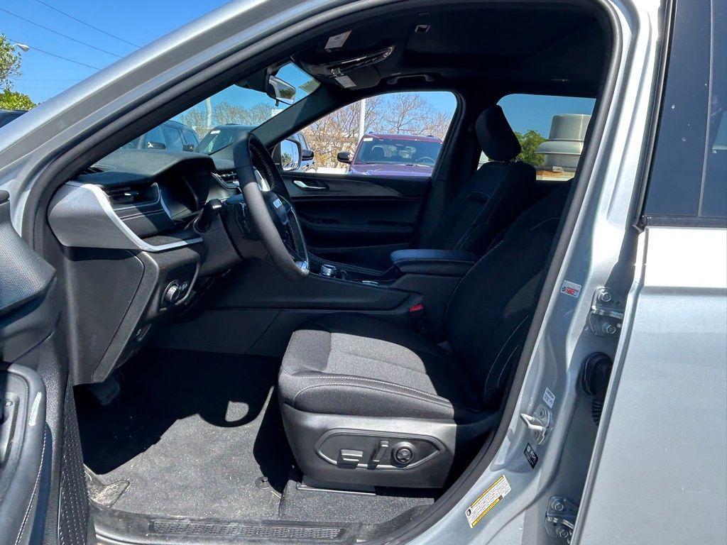 new 2025 Jeep Grand Cherokee car, priced at $32,756