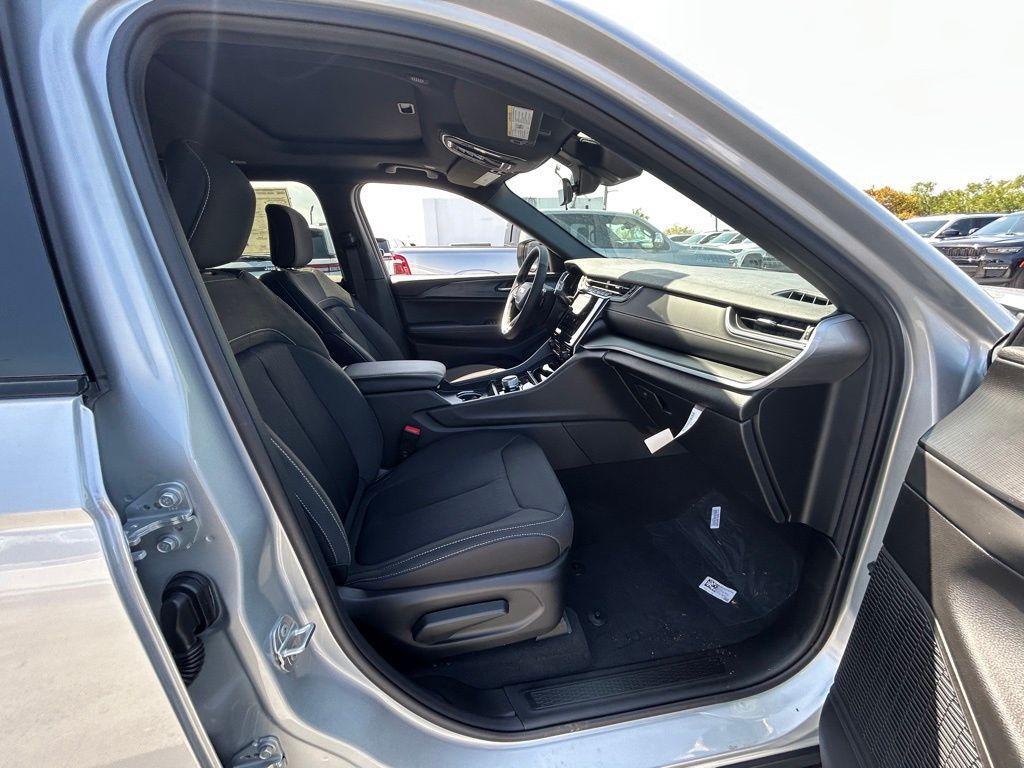 new 2025 Jeep Grand Cherokee car, priced at $32,756