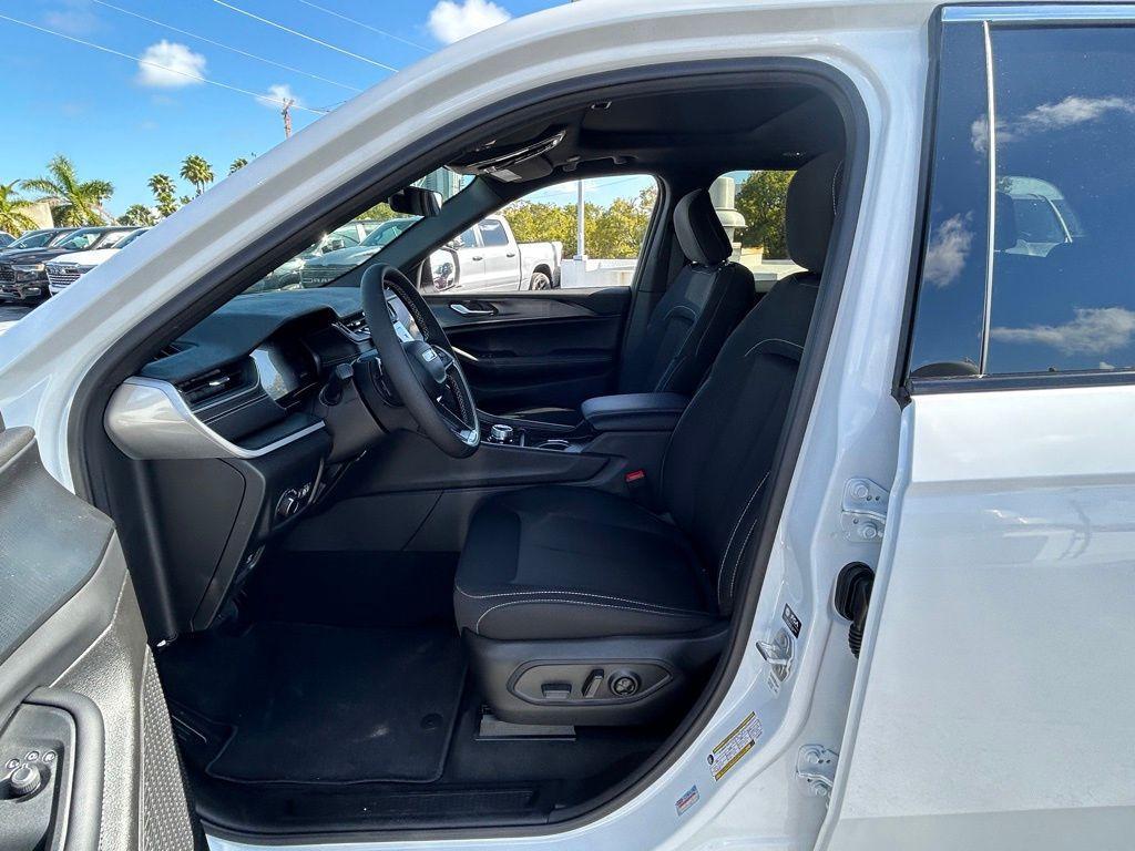 new 2025 Jeep Grand Cherokee car, priced at $30,263