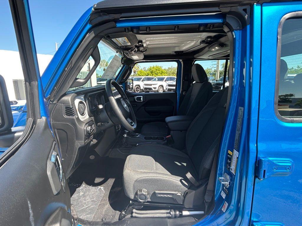 new 2025 Jeep Gladiator car, priced at $40,677