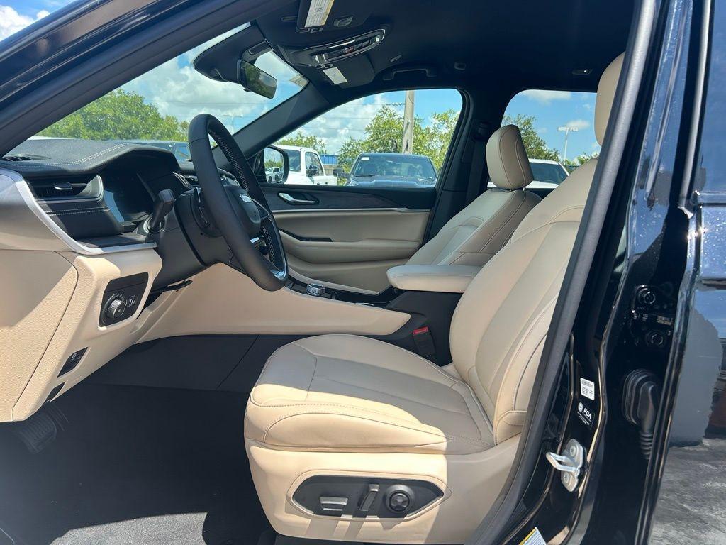 new 2025 Jeep Grand Cherokee car, priced at $32,381