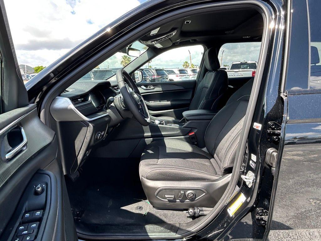 new 2025 Jeep Grand Cherokee car, priced at $32,756