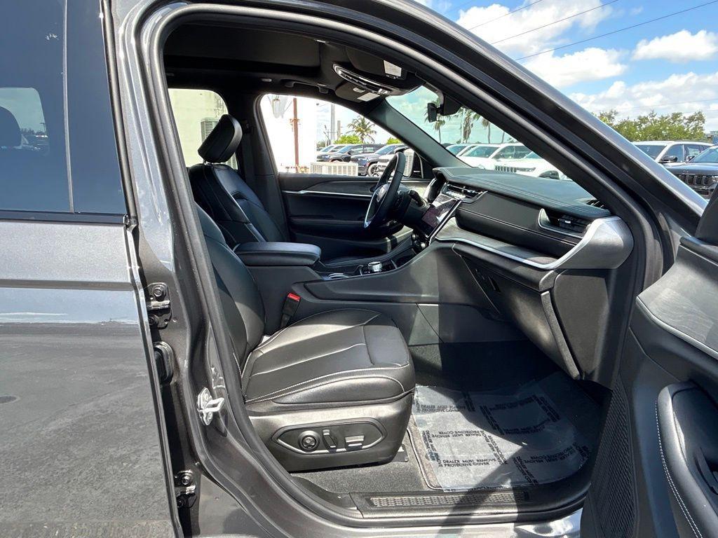 new 2025 Jeep Grand Cherokee car, priced at $37,800