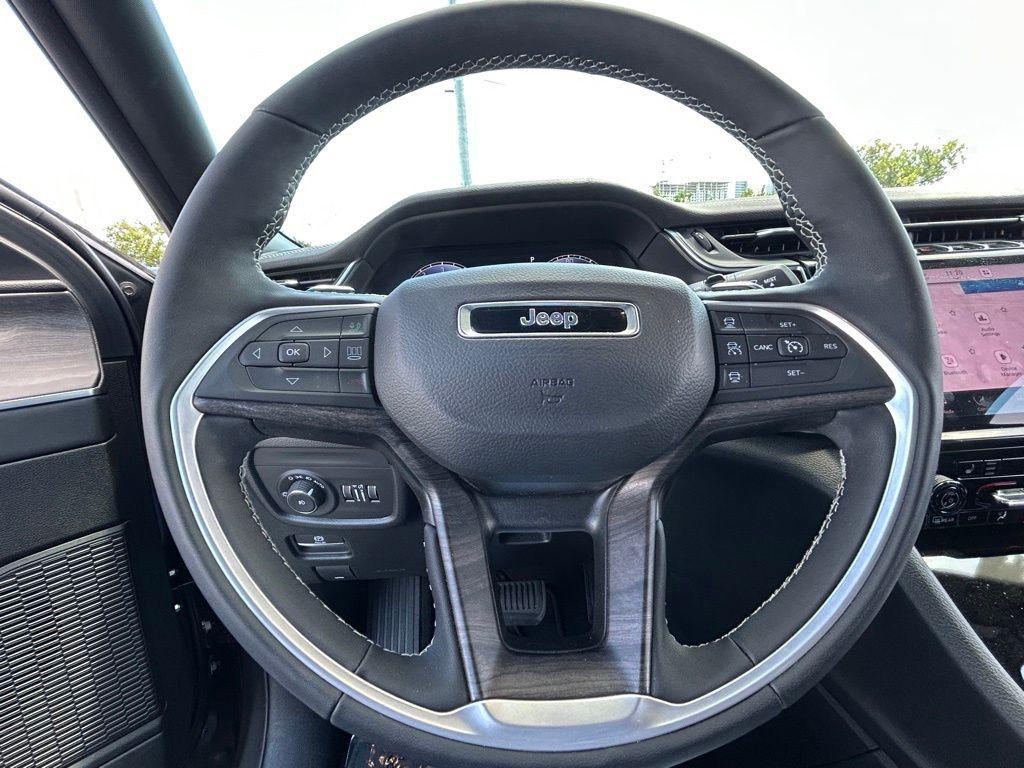 new 2025 Jeep Grand Cherokee car, priced at $37,800
