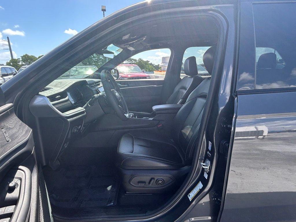 new 2025 Jeep Grand Cherokee car, priced at $37,800