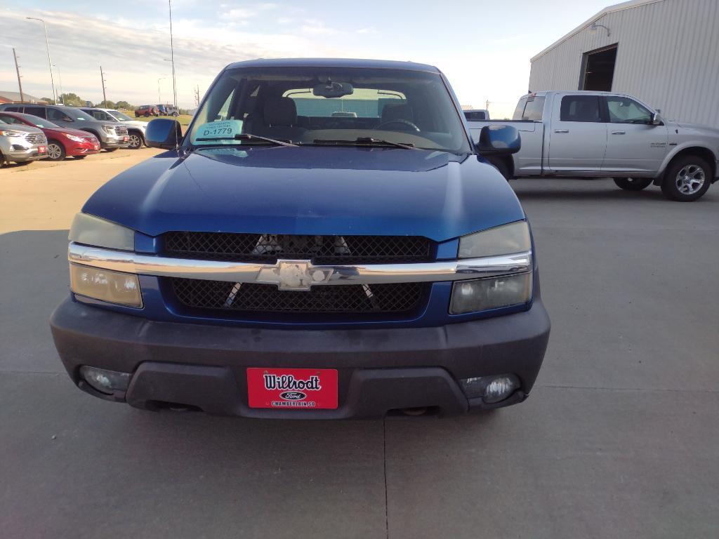 used 2003 Chevrolet Avalanche car, priced at $5,500