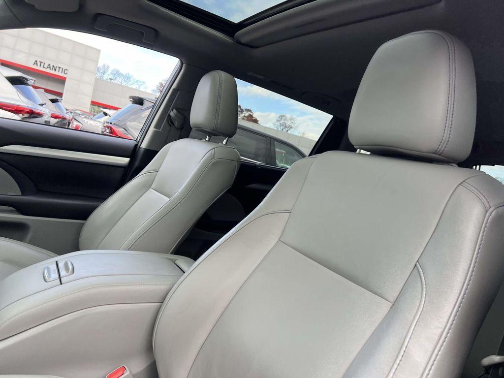 used 2019 Toyota Highlander car, priced at $27,499