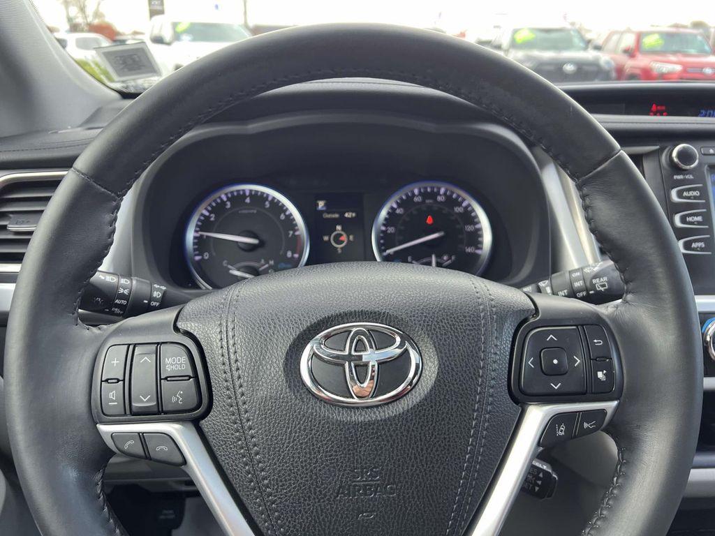 used 2019 Toyota Highlander car, priced at $27,499