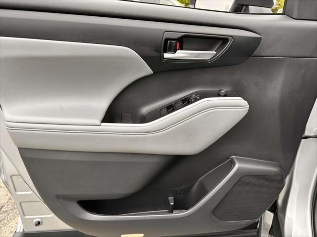 used 2022 Toyota Highlander car, priced at $36,438