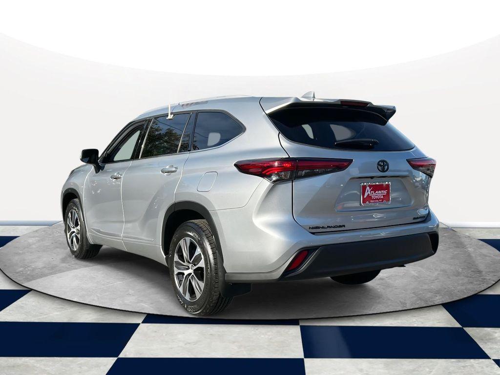 used 2022 Toyota Highlander car, priced at $36,700