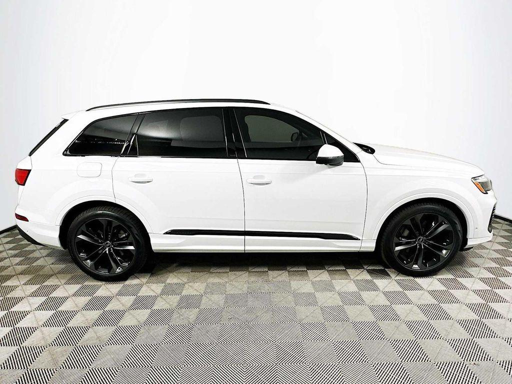 new 2025 Audi Q7 car, priced at $81,660