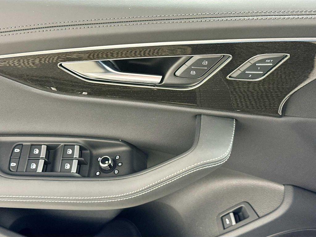new 2025 Audi Q7 car, priced at $81,660
