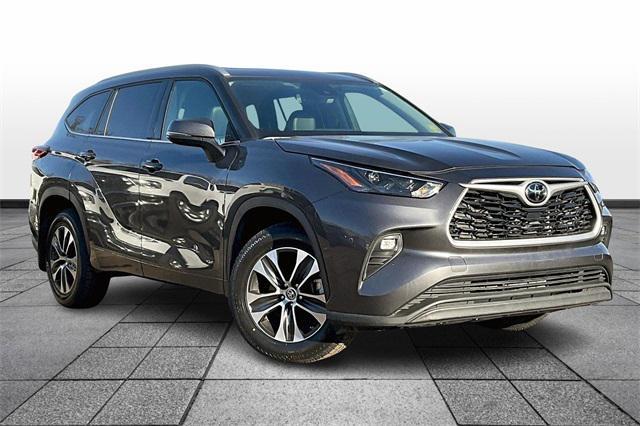 used 2022 Toyota Highlander car, priced at $37,457