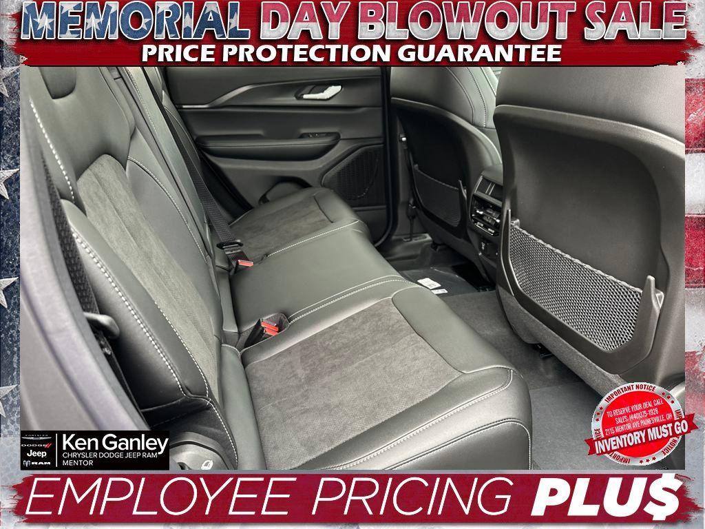 new 2025 Jeep Grand Cherokee car, priced at $42,250