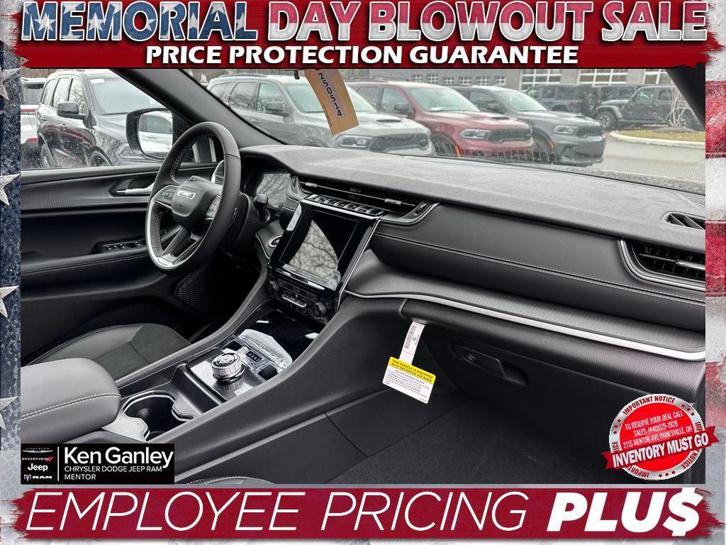 new 2025 Jeep Grand Cherokee car, priced at $42,250