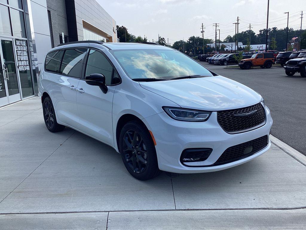 new 2025 Chrysler Pacifica car, priced at $51,436