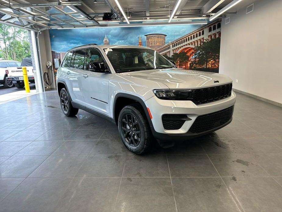 new 2024 Jeep Grand Cherokee car, priced at $40,105