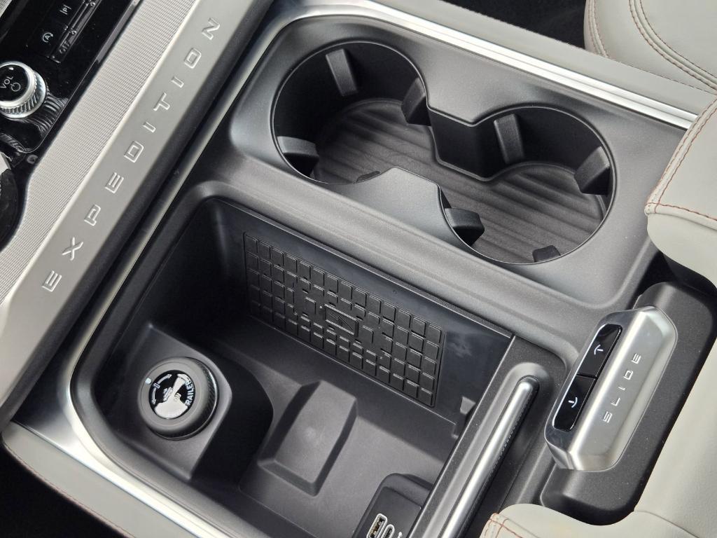 new 2025 Ford Expedition car, priced at $69,205