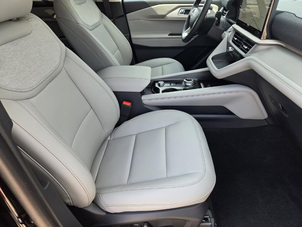 new 2025 Ford Explorer car, priced at $40,512