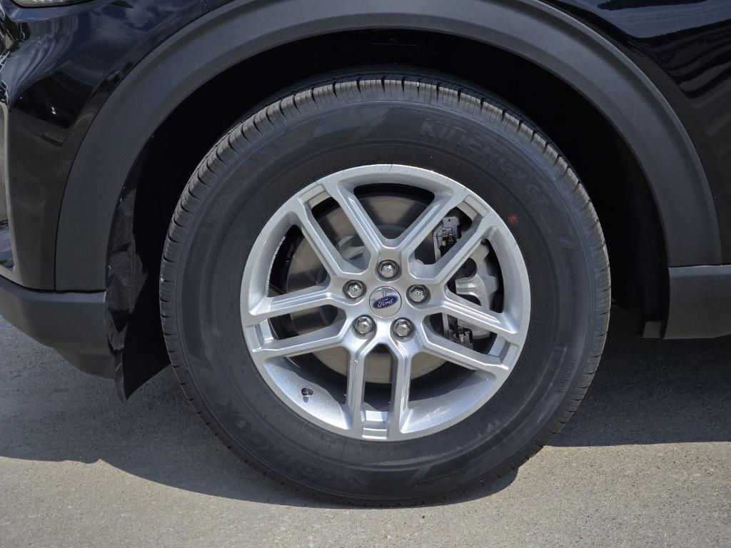 new 2025 Ford Explorer car, priced at $40,512