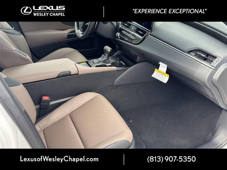 new 2025 Lexus ES 300h car, priced at $50,890