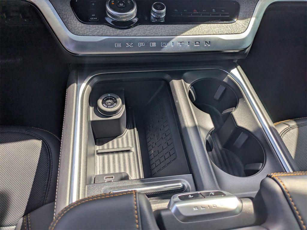 new 2025 Ford Expedition car, priced at $80,025
