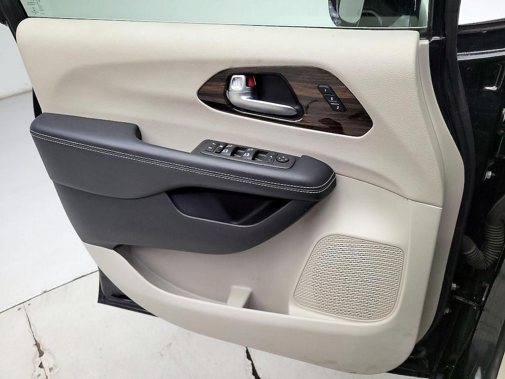 used 2023 Chrysler Pacifica car, priced at $30,998