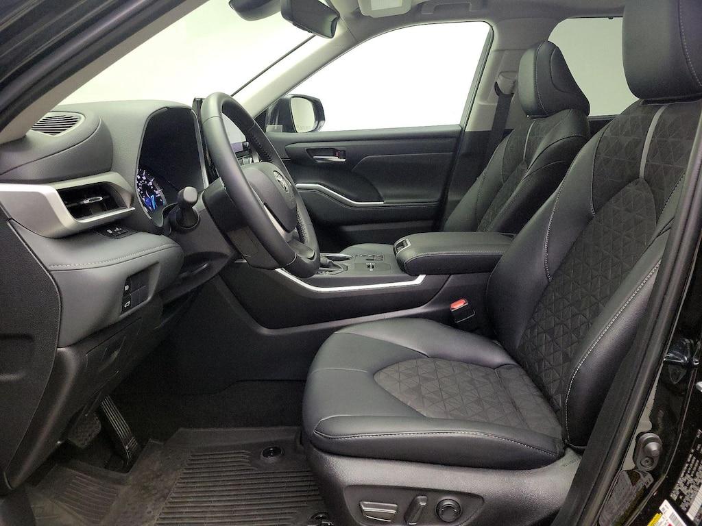 used 2025 Toyota Highlander Hybrid car, priced at $51,998