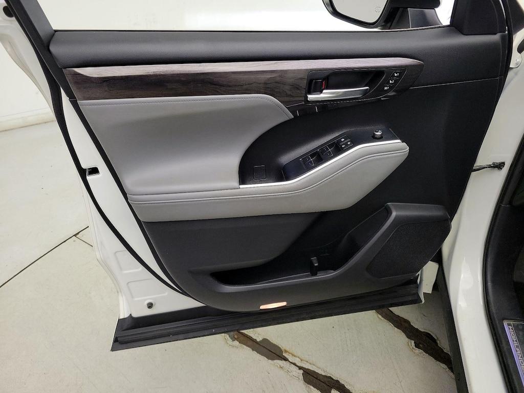 used 2020 Toyota Highlander Hybrid car, priced at $36,998
